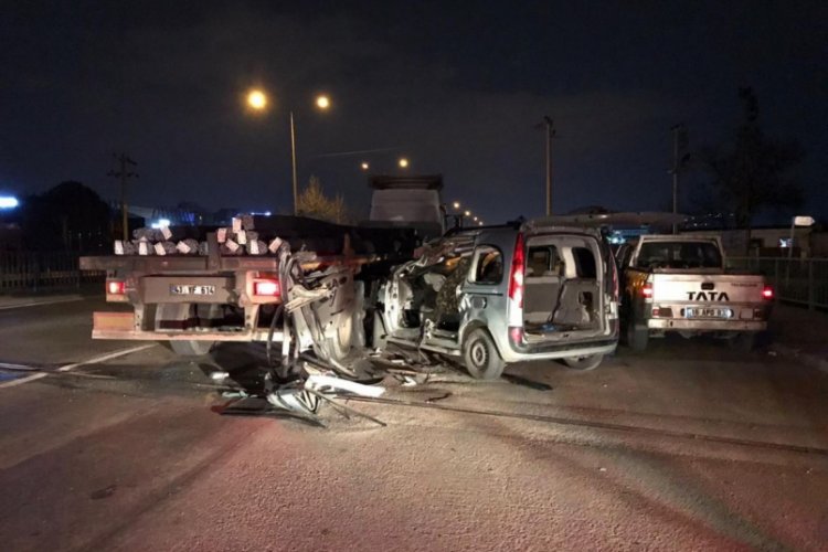 Bursa'da TIR ile kamyonet çarpıştı: 1 yaralı