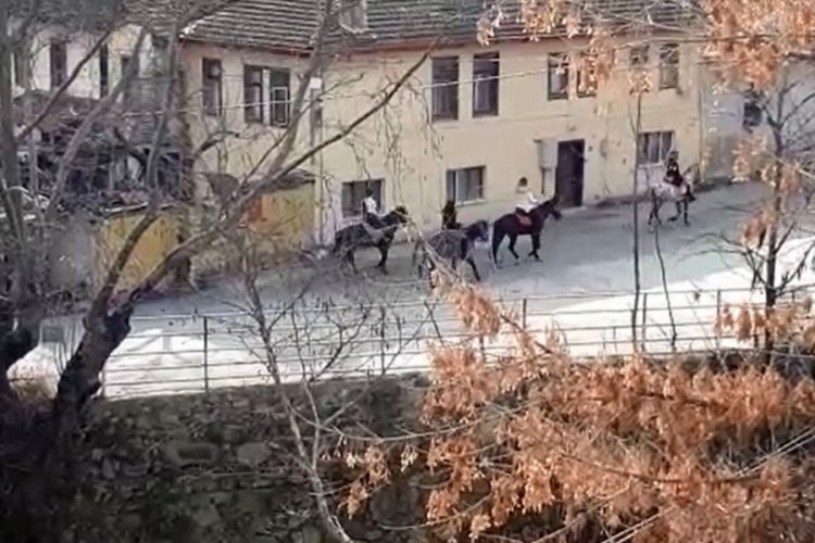 Bursa'da kısıtlamaya uymadılar: Kimi at bindi, kimi sokakta maç yaptı, kimi gezdi