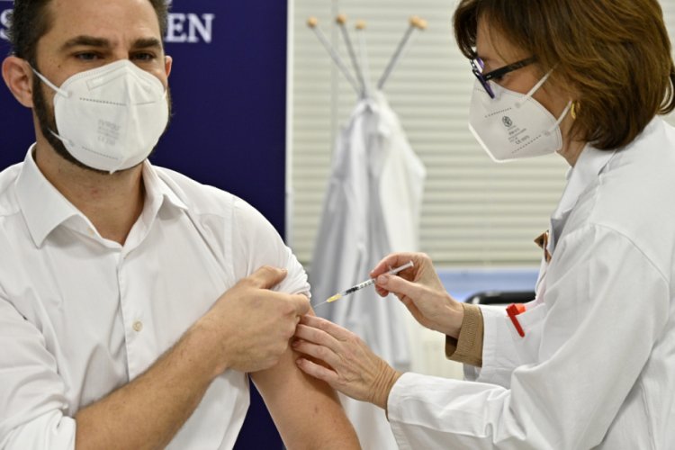 Avusturya'da ilk Covid-19 aşısı yapıldı