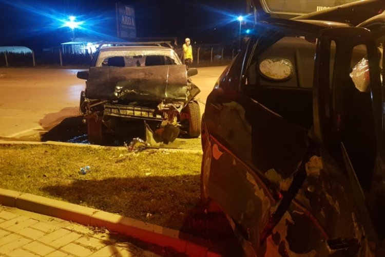 Bursa'da iki otomobilin çarpışması sonucu 5 kişi yaralandı