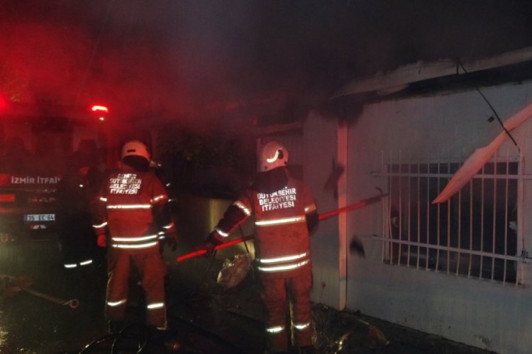 Yangında çatısı çöken evdeki yaşlı çifti mahalleli kurtardı