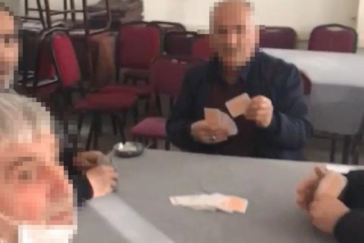 Bursa'da kısıtlamada kumar oynarken yakalandı, çayını karıştırmaya devam etti