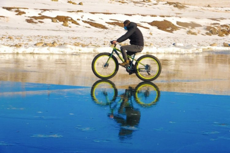 Buz tutan gölde bisiklet keyfi