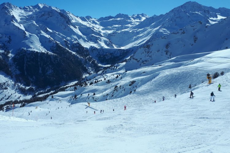 İsviçre'de karantinada kalmak istemeyen 200 İngiliz turist otelden kaçtı