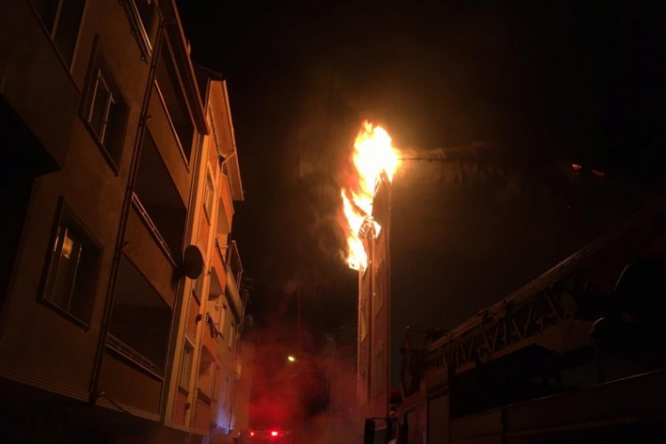 Bursa'nın Orhangazi ilçesinde bir apartman dairesi alev alev yandı