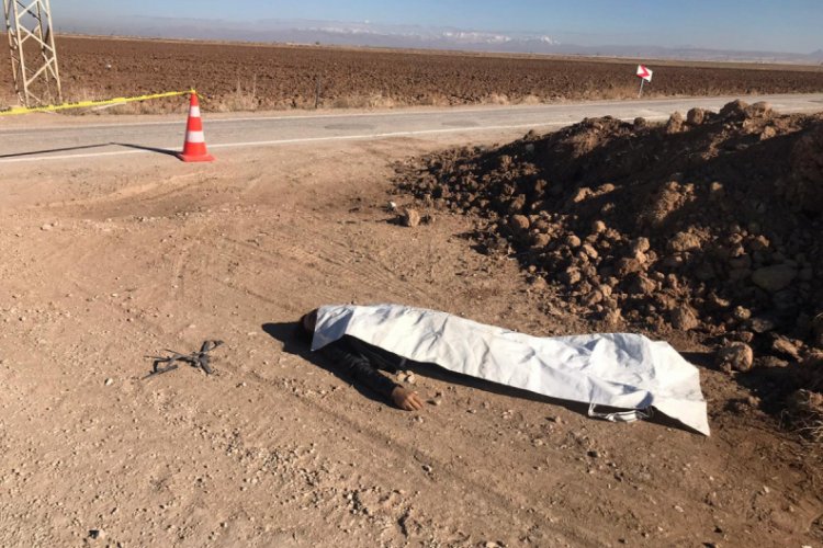 Araziye uçan motosikletin yanında ölü bulundu