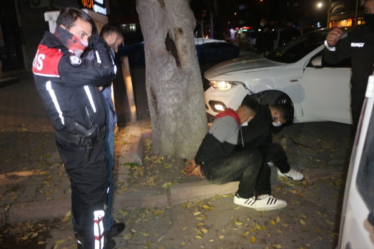 Adana'da polisten kaçan şüpheliler kaza yapınca yakalandı