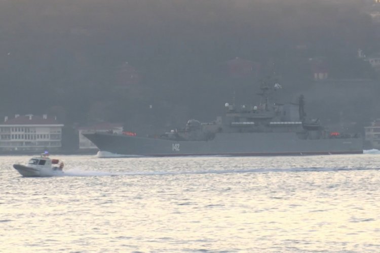 Rus Savaş Gemisi İstanbul Boğazı'ndan geçti