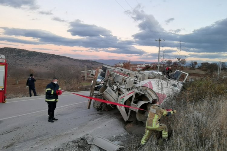 Bursa'da beton mikseri devrildi! Sürücü ağır yaralandı