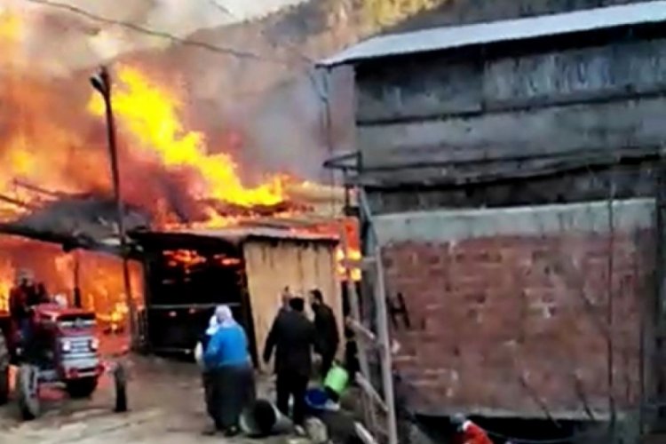 Borçka'da marangoz atölyesinde yangın