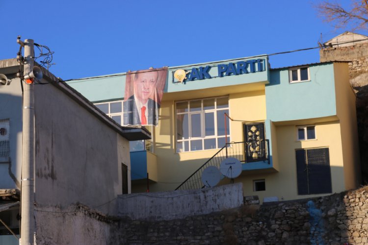 Husumetli aileler arasındaki tartışma AK Parti ilçe binasına taşındı