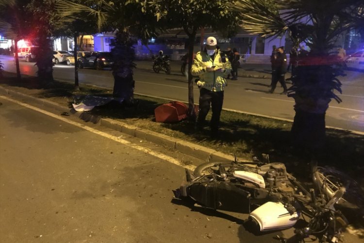 Adana'da motosiklet devrildi: 1 ölü, 2 yaralı