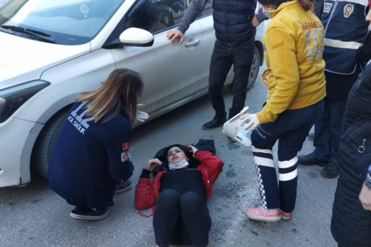 Bursa'da otomobilin çarptığı genç kadın hastanelik oldu