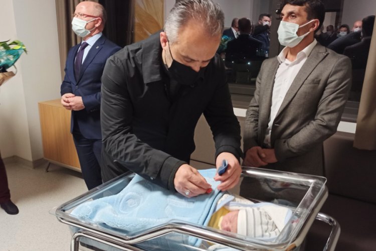 Bursa'da 2020'nin son 2021'in ilk bebekleri dünyaya geldi
