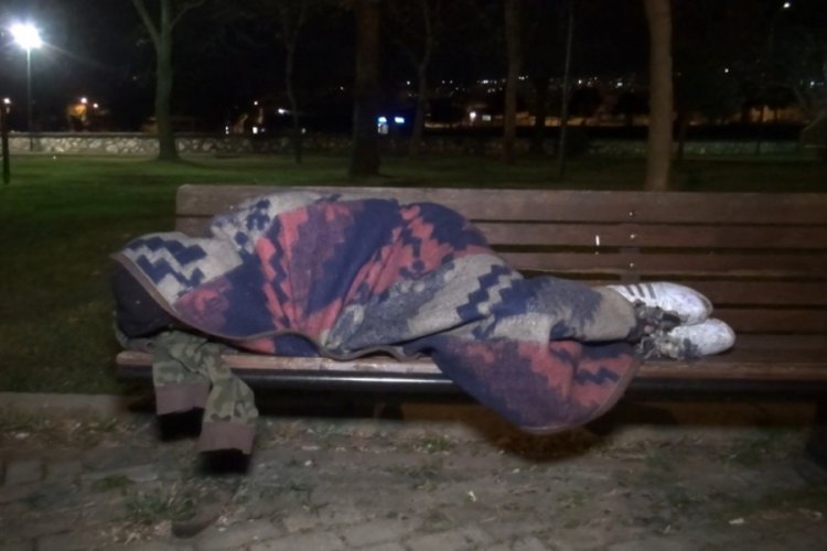Bursa'da genç kadın yeni yıla bankta uyuyarak girdi