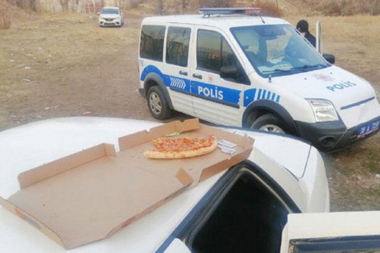 Çalıntı arabada pizza yerken yakalandılar