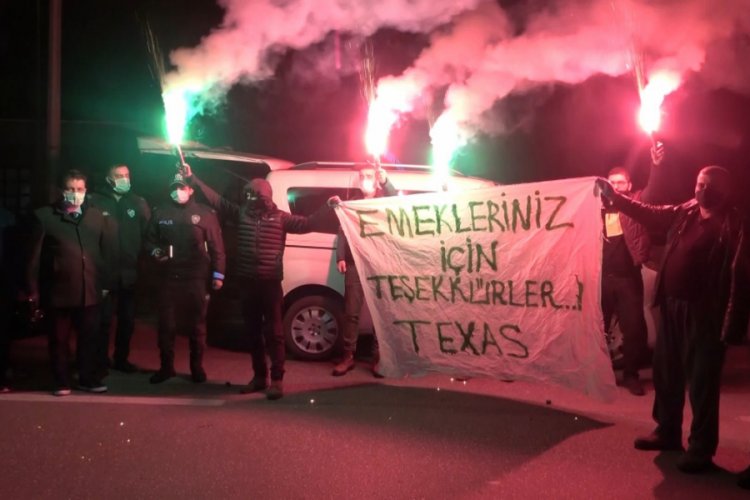 Bursaspor taraftarından polise meşaleli destek