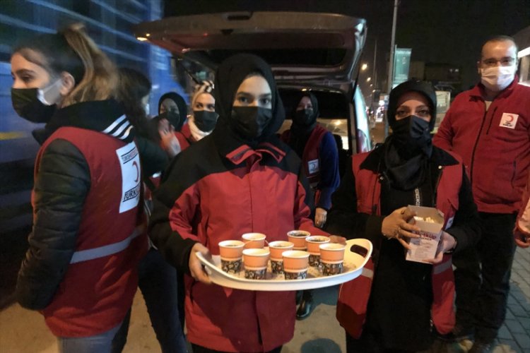 Bursa'da Türk Kızılay'dan kısıtlamada görevli polislere sıcak çorba desteği