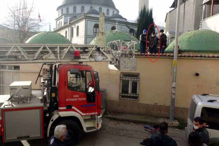 Bursa'da hırsızlık şüphelisi caminin çatısında yakalandı