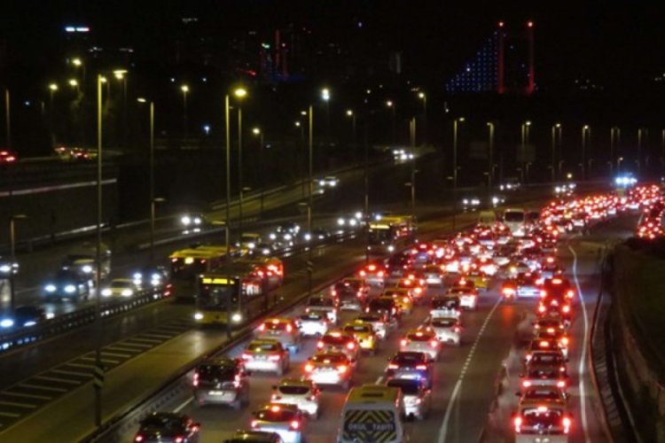 Kısıtlama sonrası İstanbul'da trafik başladı