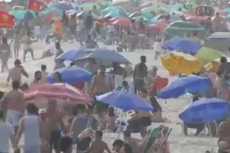 Brezilya'da koronavirüs tehdidine rağmen plajlar tıklım tıklım