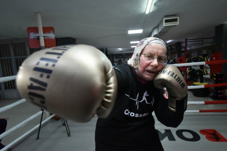 75 yaşındaki Naciye teyzenin bitmeyen boks enerjisi