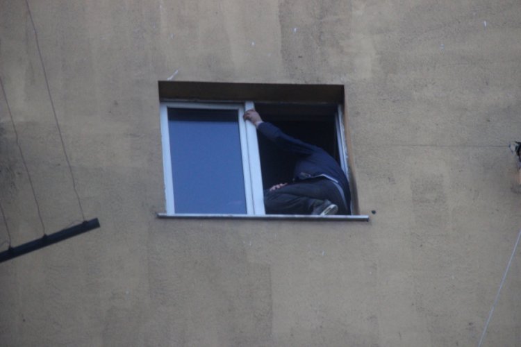 Hastane penceresinde intihara kalkışan şahsı polis ikna etti