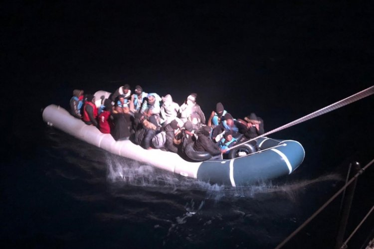 Muğla açıklarında lastik bottaki 34 düzensiz göçmen kurtarıldı