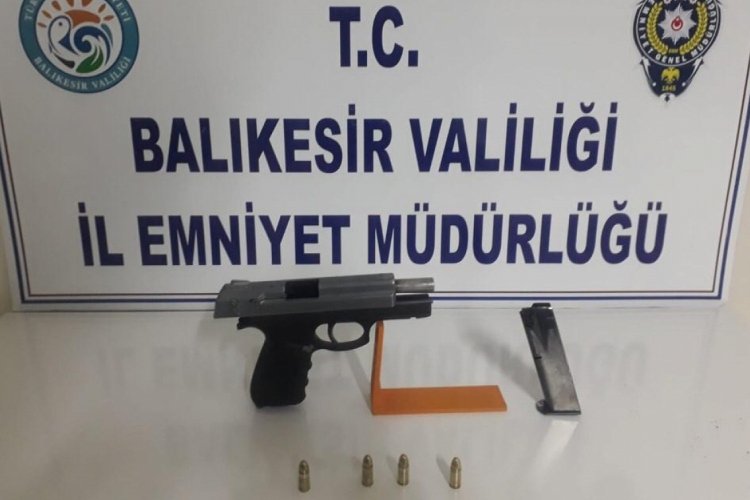 Balıkesir'de polis 5 aranan şahsı yakalarken 4 silah ele geçirdi