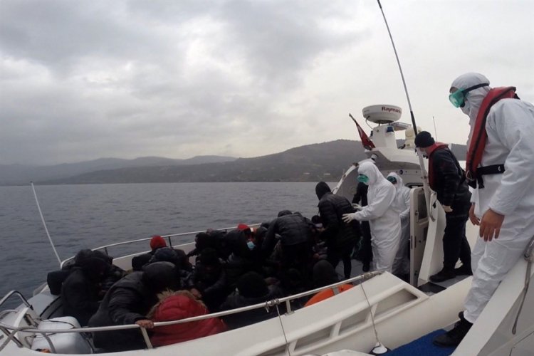 Türk karasularına bırakılarak ölüme terk edilen 26 göçmen kurtarıldı