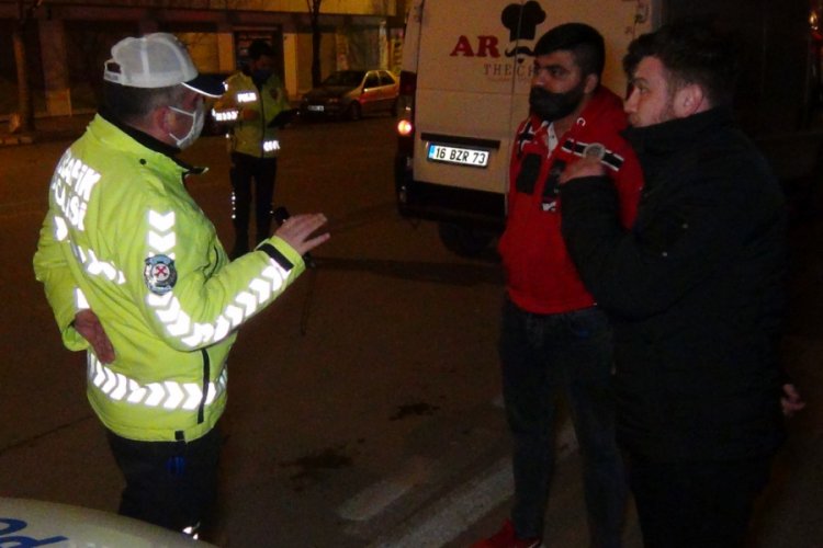 Bursa'da alkolden ehliyetine el konulan sürücü polise yakalandı