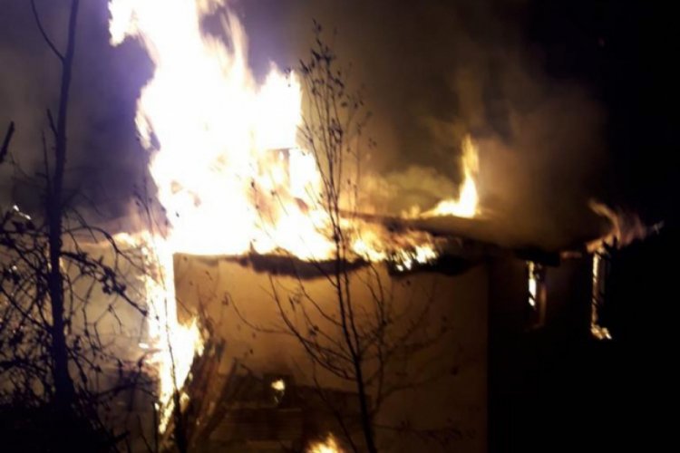 Yusufeli'nde 4 katlı ev alev alev yandı