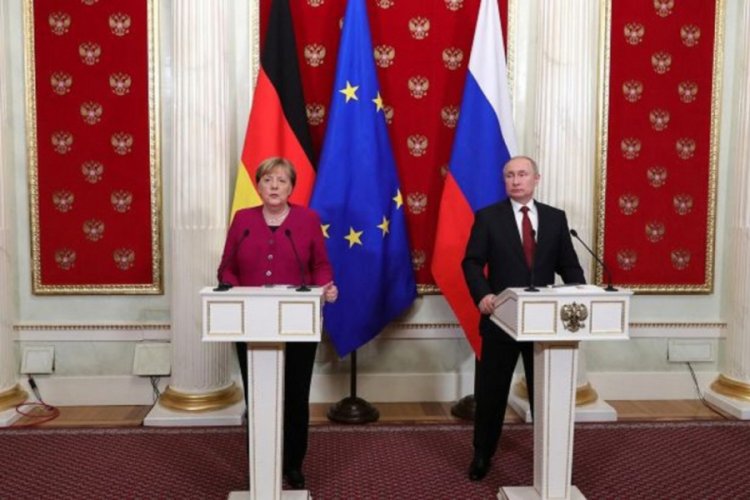 Putin ve Merkel'den ortak görüşme