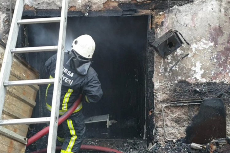 Bursa'da tüp patladı! 2 katlı ev yangında kullanılamaz hale geldi