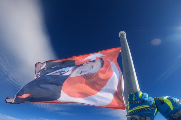 Zirvedeki Türk bayrağını Bursalı dağcılar yeniledi