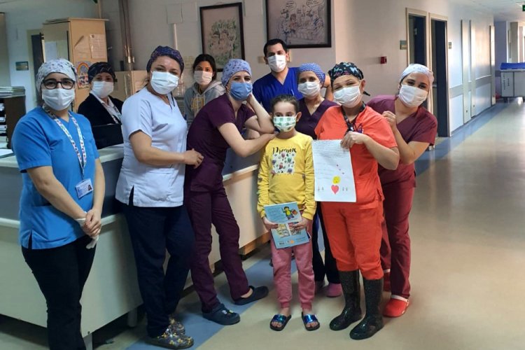 Koronavirüsü atlatan minik Elif'ten sağlık çalışanlarına şiirli teşekkür