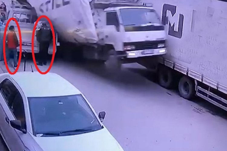 Bursa'da kamyonetin, eşya indirilen kamyonete çarpması kamerada
