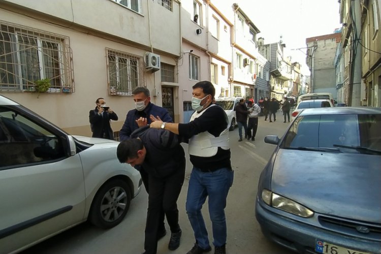 Bursa'da alacaklıları kapıya dayanınca pompalı tüfekle kendini eve kilitledi