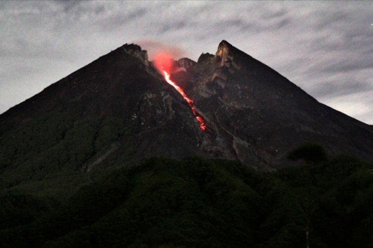 Endonezya'da Merapi Yanardağı'nda iki patlama oldu