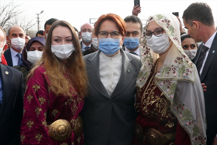 Akşener, yeni yılda esnaf ziyaretlerine Ankara'nın ilçelerinden başladı