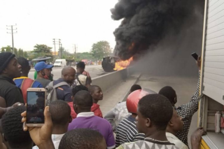 Nijerya'da petrol taşıyan tankerde patlama