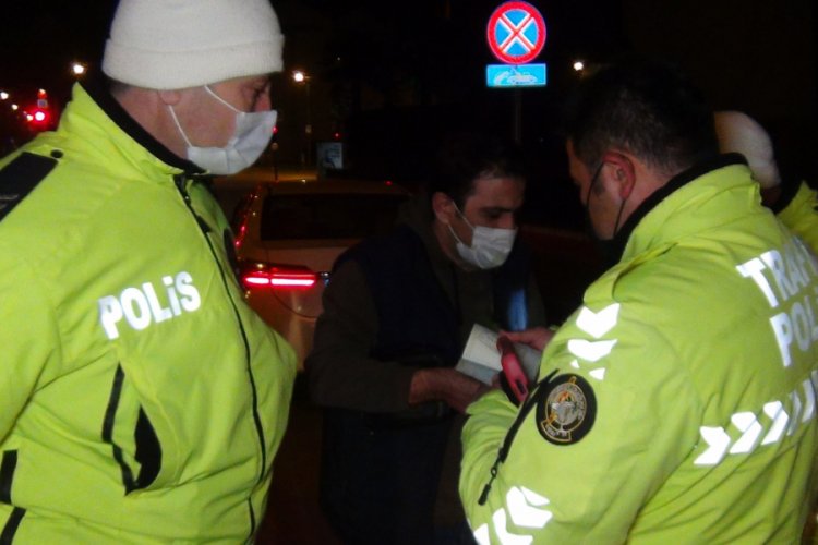 Bursa'da bir şahıs süresi geçen yurt dışı ehliyetiyle araba kullanırken polislere yakalandı