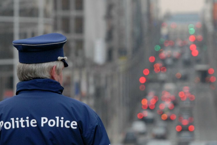 Belçika'da pozitif kişi tükürdü! 24 polis karantinada