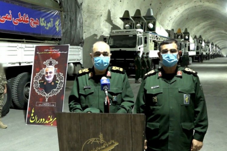 İran, Basra Körfezi'nde yeni yeraltı füze üssü açtı