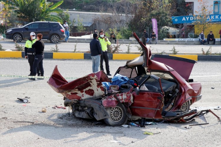 İki otomobil çarpıştı: 2 ölü, 3 yaralı