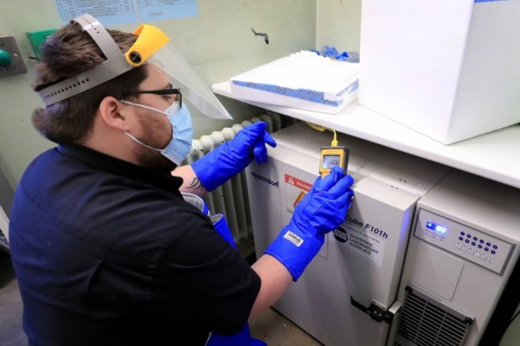BioNTech-Pfizer aşısının üretiminde çalışanlar aşılanacak