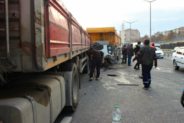 D-100'de iki tır birbirine girdi: 1 yaralı