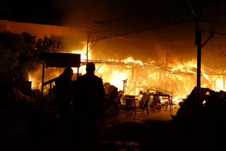 Mersin'de hızar atölyesindeki yangın korkuttu