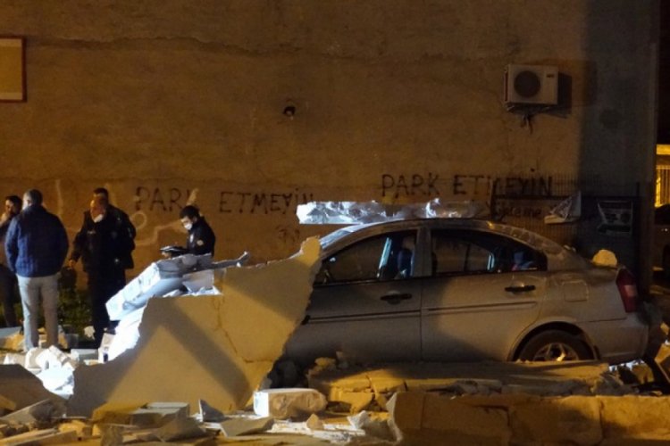 Bursa'da şiddetli rüzgar! Otomobilin üzerine duvar devrildi