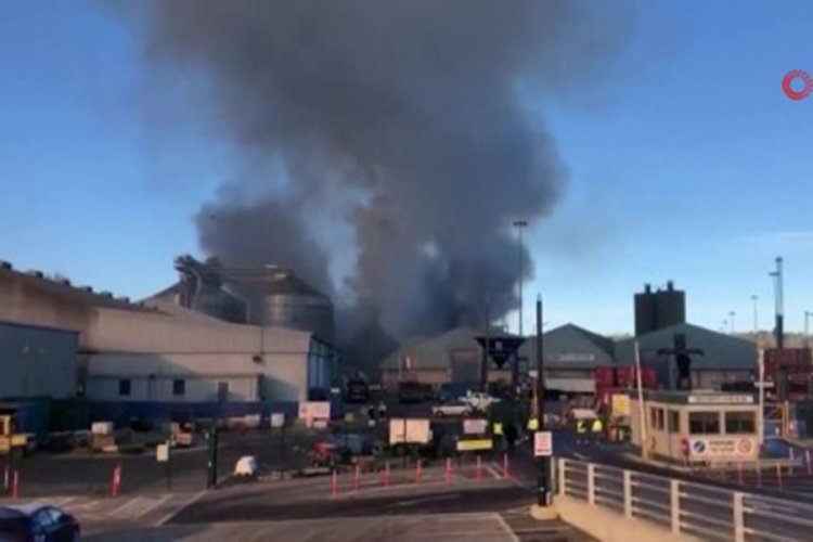 İrlanda'nın Cork Limanında büyük yangın